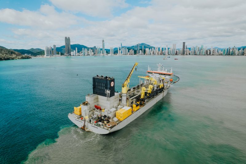 Foto mostra obra de alargamento da praia em Balneário Camboriú