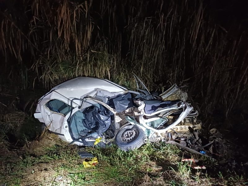 Motorista e passageiro morrem em acidente contra caminhão