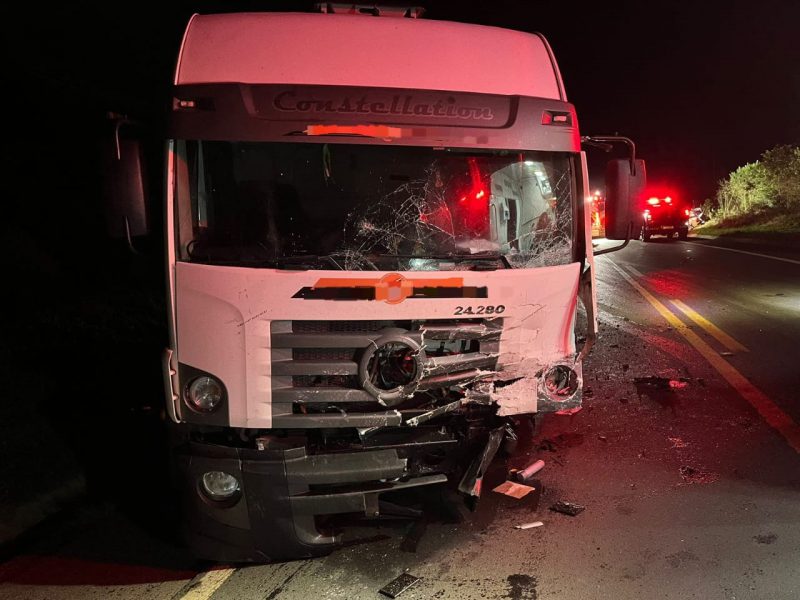 Caminhão com o para-brisas quebrado após acidente com carro em Canoinhas