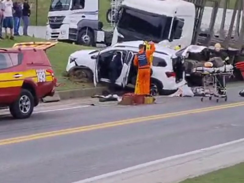 Carro e caminhão se envolveram em acidente na BR-470 O carro envolvido no acidente pertence à Secretaria de Saúde de Pouso Redondo e transportava pacientes