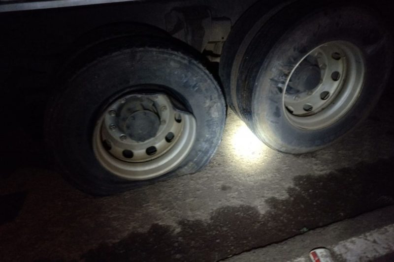 Motorista de carro fugiu ap&oacute;s acidente com caminh&atilde;o. – Foto: Corpo de Bombeiros/Divulga&ccedil;&atilde;o/ND