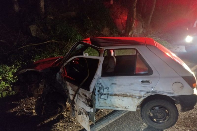 Carro fica destruído e motorista foge após acidente com caminhão em SC