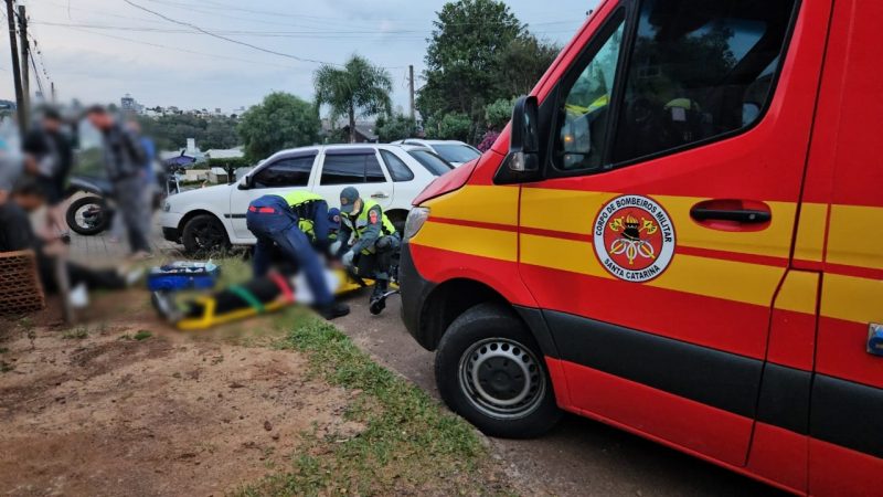 Motociclista fica inconsciente após ser arremessado contra carro em acidente em Chapecó