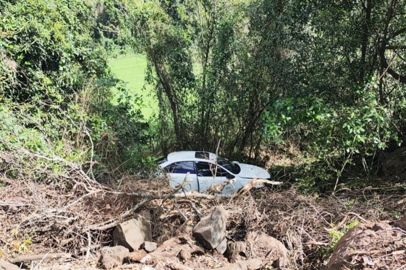 Um carro saiu da pista e capotou neste domingo