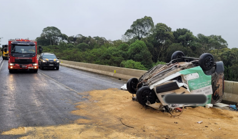 Carro capotado em colisão na BR-282 em Lages-SC