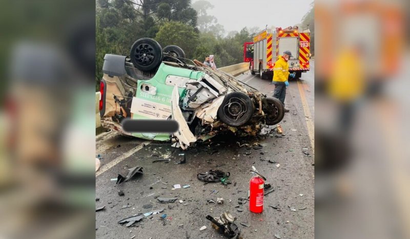 Carro capotado destruído após colisão frontal na BR-282 em Lages-SC