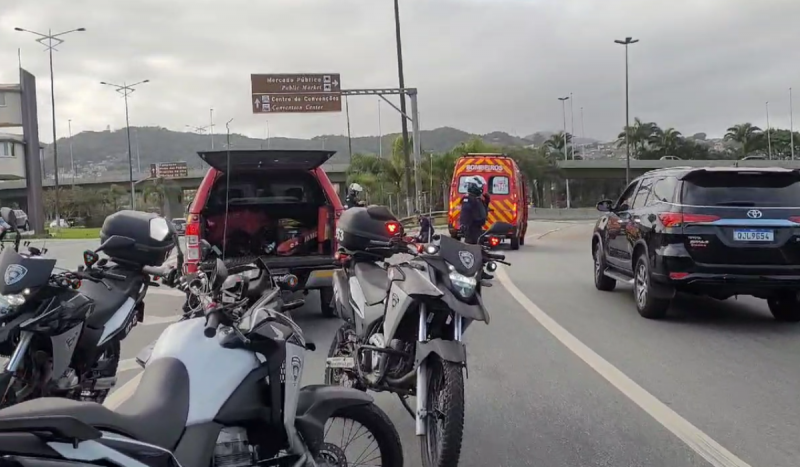 Motociclista é atropelada e acidente complica o trânsito no acesso a Florianópolis pela ponte Pedro Ivo Campos