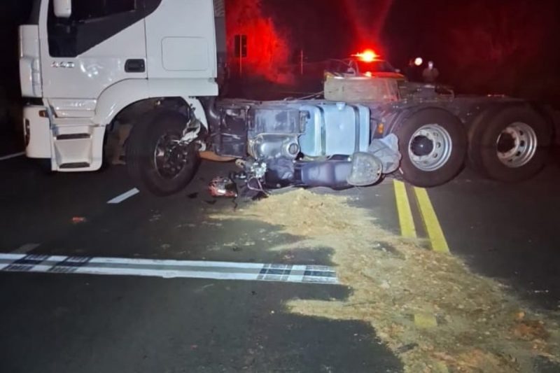 Um motociclista morreu após colidir em um caminhão que fazia uma manobra irregular na SC-467.