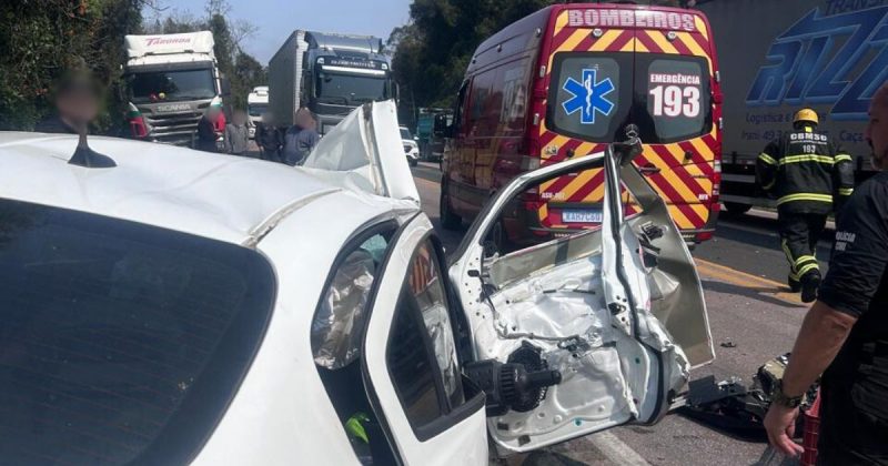 Acidente com 3 carros e caminhão trator mata passageira