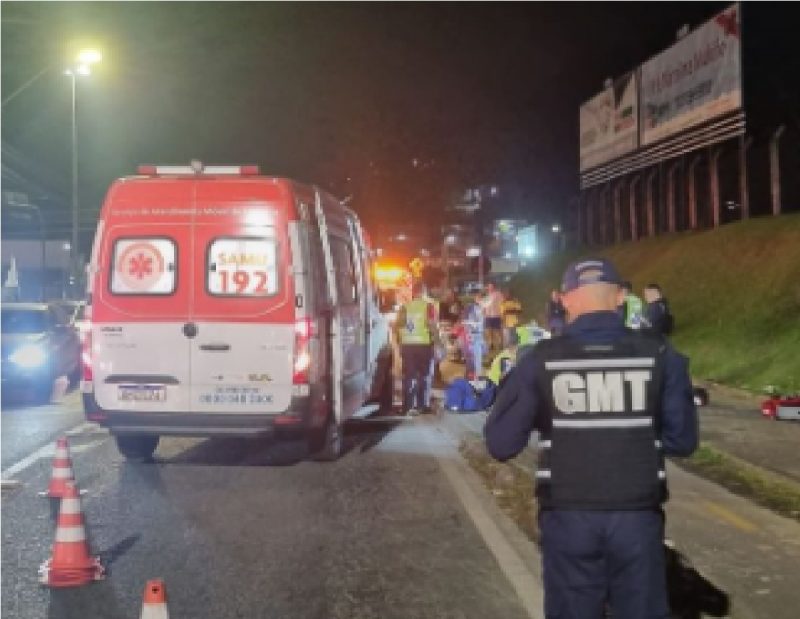 Cena onde motociclista morreu ao bater contra carro 