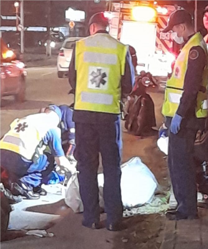 Equipes socorrendo vítima em via de Blumenau 