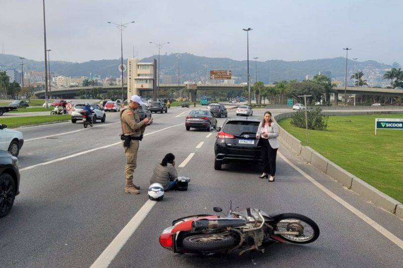 Acidente entre carro e moto na ponte Pedro Ivo Campos, em Florianópolis