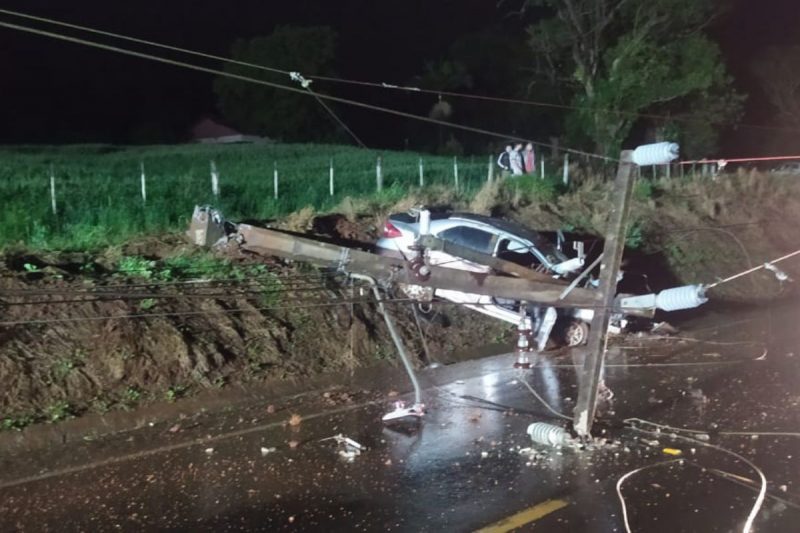 Poste energizado cai sobre carro e rodovia após acidente em SC