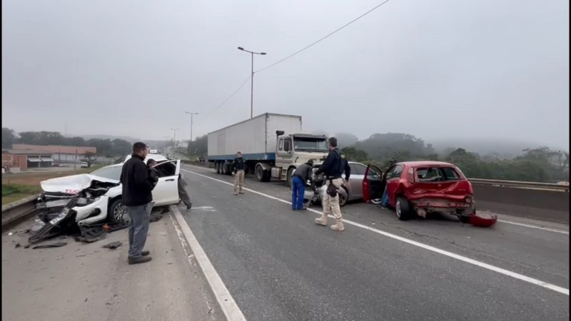 Carreta 'faz sanduíche' de carros e fecha pista da BR-101 em Joinville 