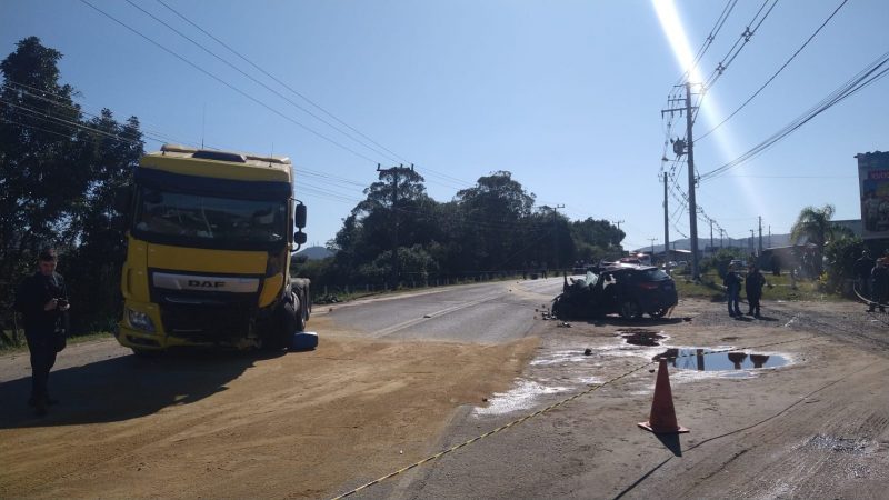 Impacto acabou fazendo óleo do caminhão ser derramado na pista