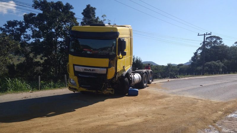 Motorista do caminhão não ficou ferido