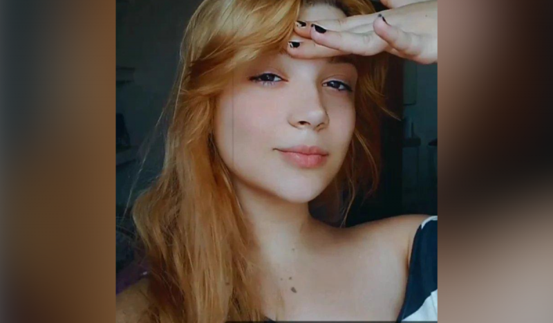 Menina branca e ruiva, com mão na testa olhando para a câmera. Foto é da vítima do caso Giovana 