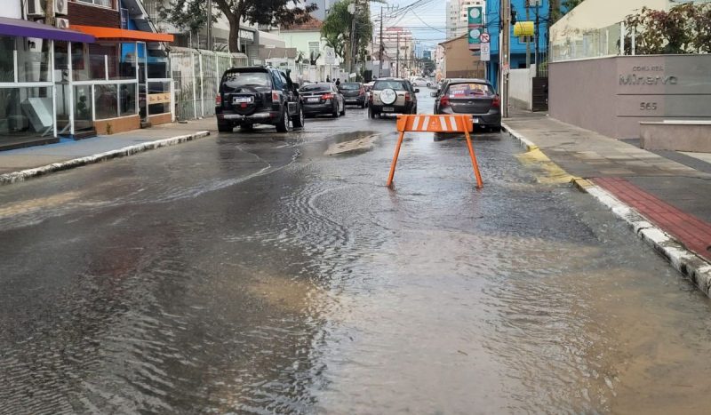 Adutora rompe e alaga rua no Centro de Florianópolis