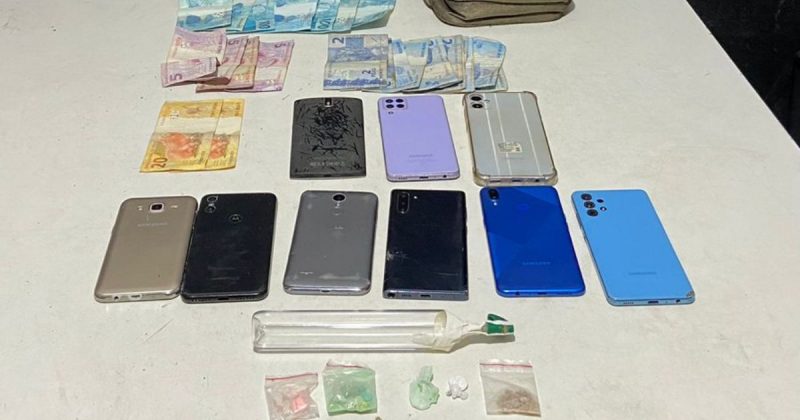 Itens apreendidos pela PM em opera&ccedil;&atilde;o em que advogada foi algemada ap&oacute;s tentar defender suspeitos – Foto: PMSC Itaja&iacute;/ Divulga&ccedil;&atilde;o