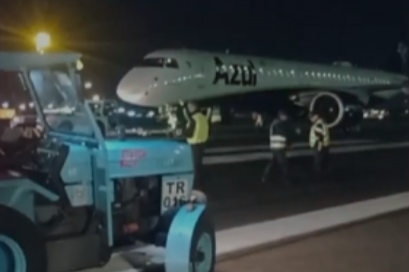 Avião sendo retirado da pista do Aeroporto de Florianópolis 