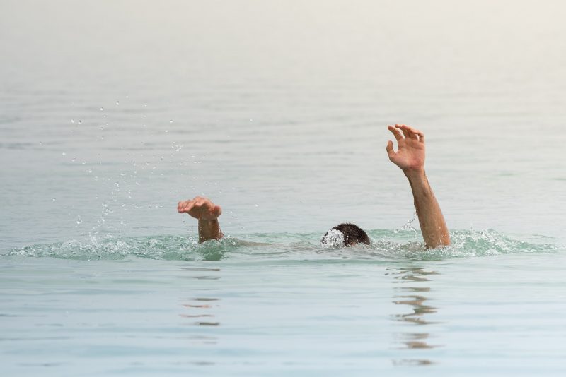 Imagem de pessoa se afogando que ilustra afogamento na Praia Central