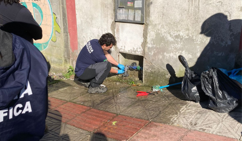 polícia científica realizando coleta de amostra da água da Costeira