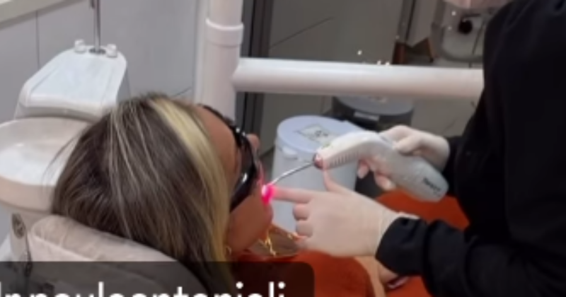 Andressa Urach durante o novo tratamento com laser
