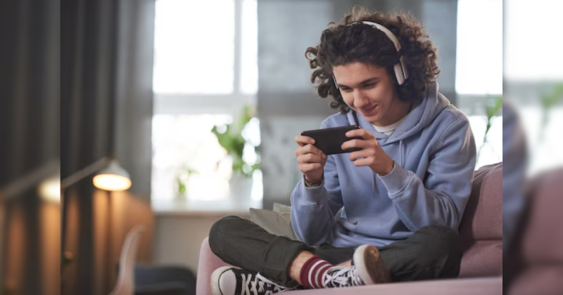 Menino jogando jogos no celular