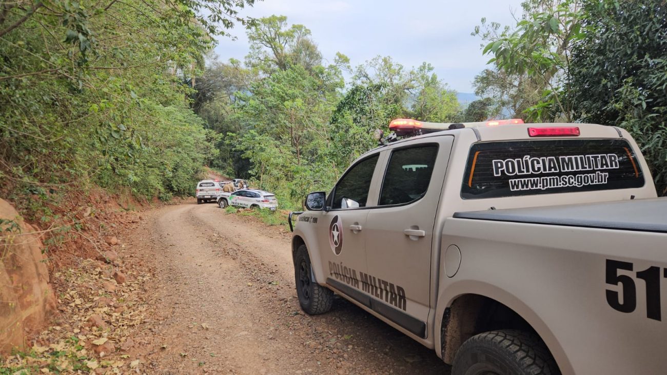 Uma mulher foi feita refém por criminosos e teve seu carro roubado nesta quarta-feira (28). A polícia localizou a vítima no porta-malas do carro. - Marcos Lewe/NDMais