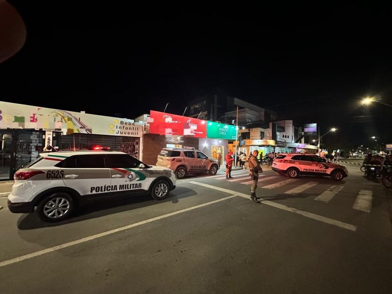 Um dos suspeitos acabou fugindo – Foto: PM