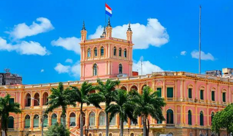 Palácio presidencial em Assunção, no Paraguai Palácio presidencial em Assunção, no Paraguai - foto mostra prédio na cor rosa com palmeiras na frente