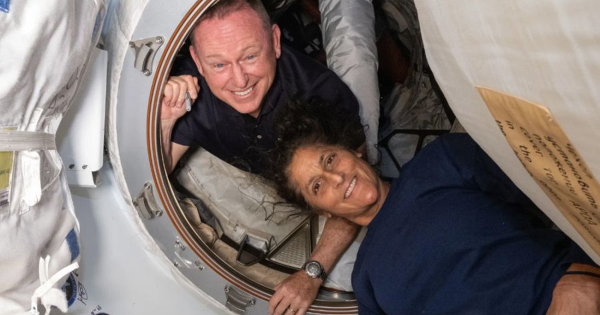 Astronautas Suni Williams e Butch Wilmore retornaram à Terra na cápsula Dragon