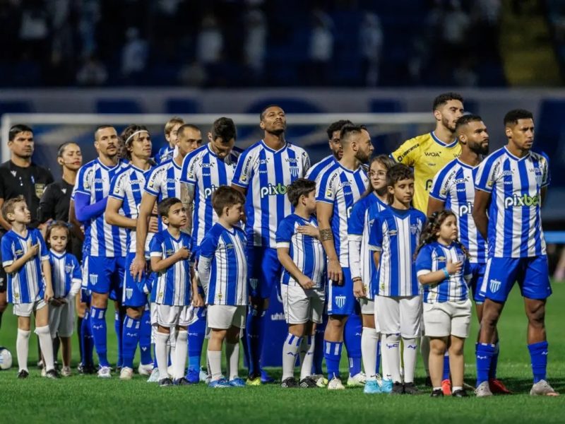 Time do Avaí perfilado antes do jogo contra o Paysandu