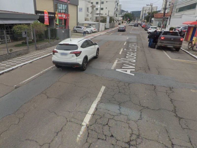 na foto, trecho da Avenida José Eugênio Müller, com asfalto rachado