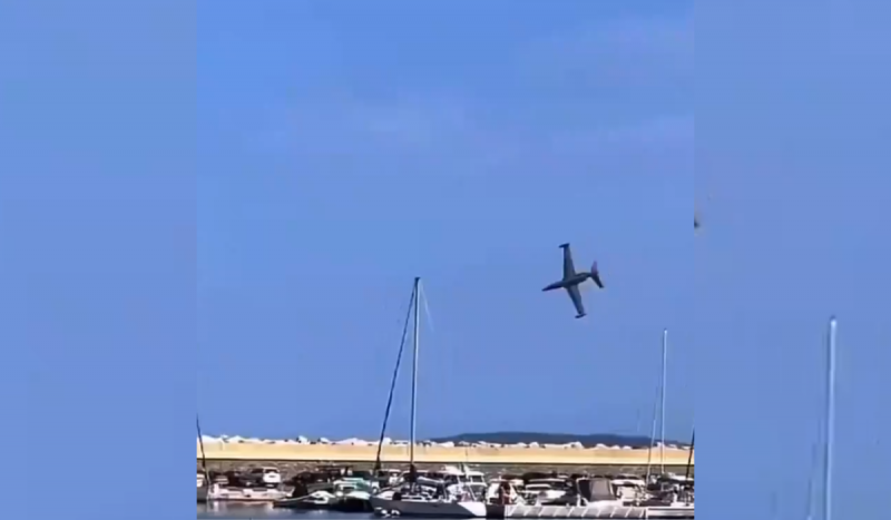 Avião caindo do céu azul. Aeronave cai dentro do mar e piloto morreu