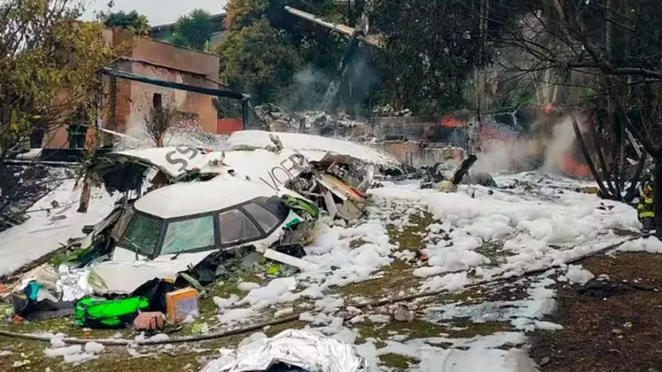 Destroços do avião que caiu em Vinhedo coberto por gelo