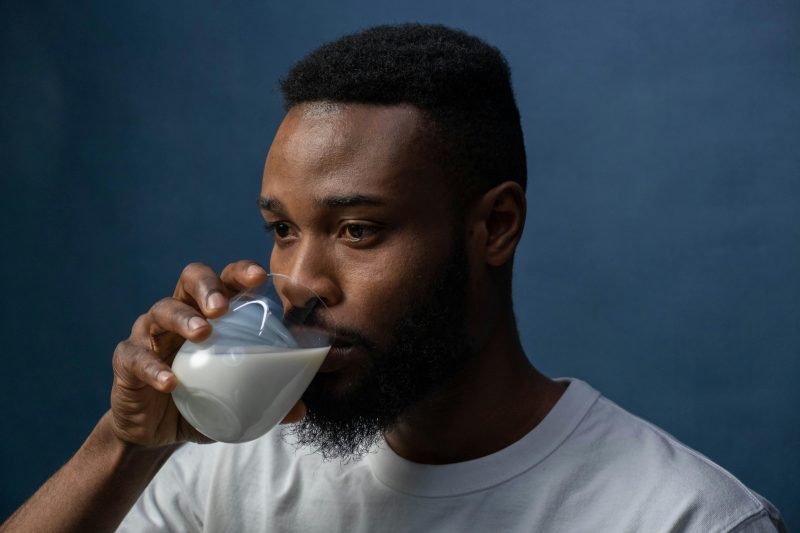 na foto homem aparece bebendo quantidade de leite