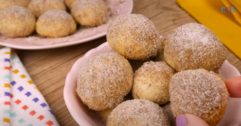 Imagem mostra bolinho de chuva na air fryer sem forminha e sem sujeira