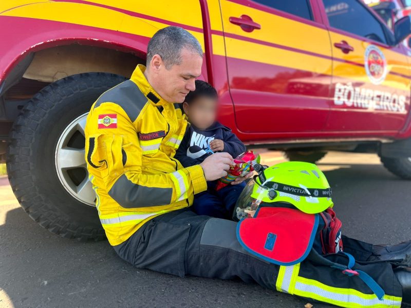 Bombeiro acalma criança no colo após acidente que deixou 4 feridos em SC e cena chama atenção