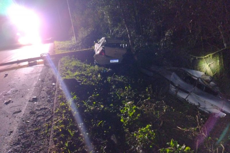 Na imagem é possível ver os carros que deixaram um motorista gravemente ferido.