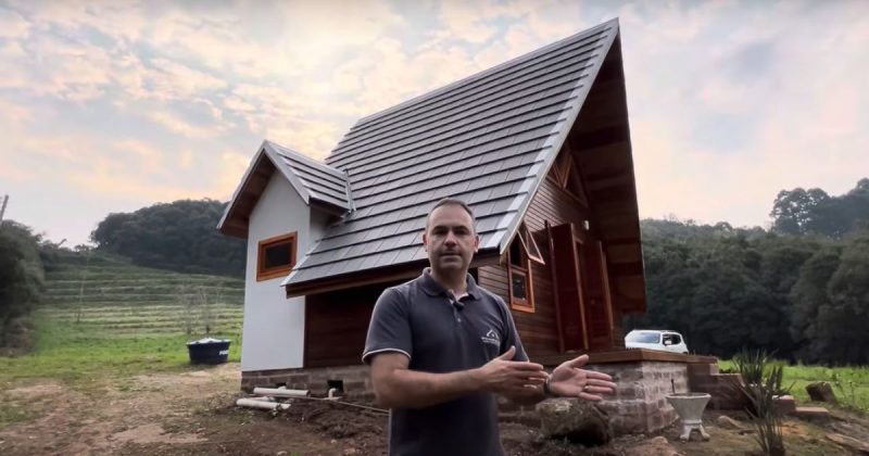 Construtor mostrou cabana de madeira