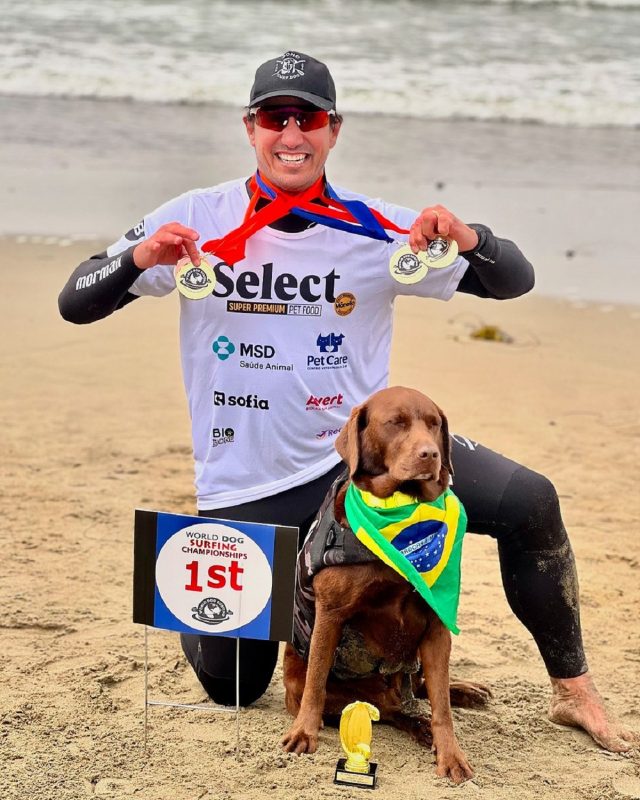 Ivan e cachorra surfista Cacau ganham medalha no SurfDog nos Estados Unidos