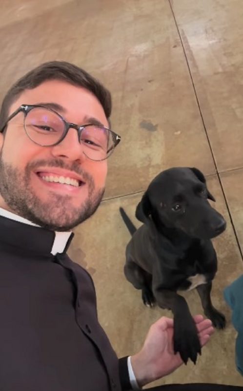 Imagem do padre Raul Melges Dos Santos com o cachorro