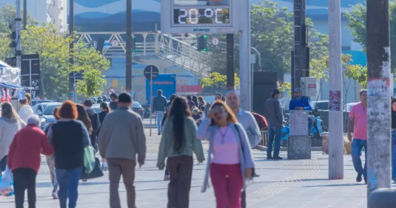 Pessoas andando em via de Florianópolis em dia de calor