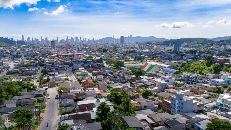 Foto da cidade de Camboriú, que tem 4 candidatos a prefeito