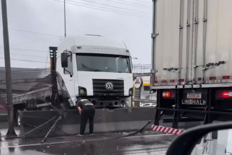 Caminhão atravessado na pista após acidente na BR-101, em Itajaí