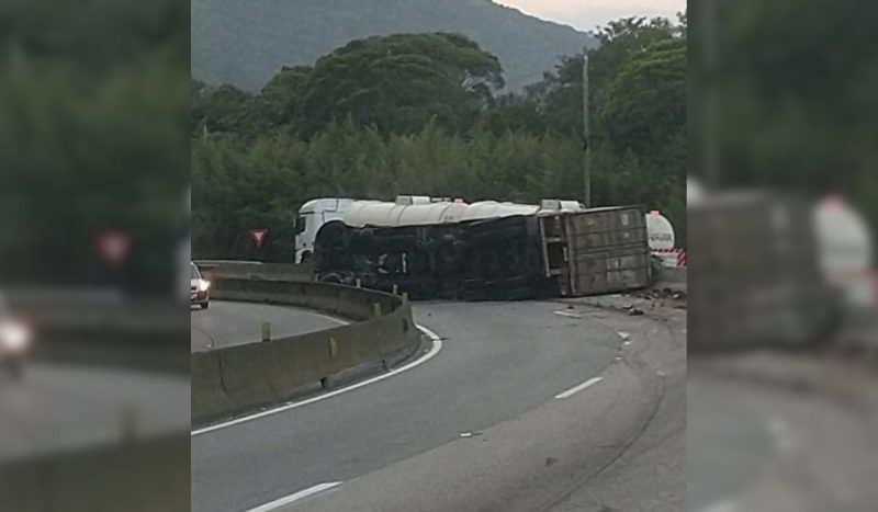 Caminhão que tombou na BR-101 foi removido após seis horas e meia