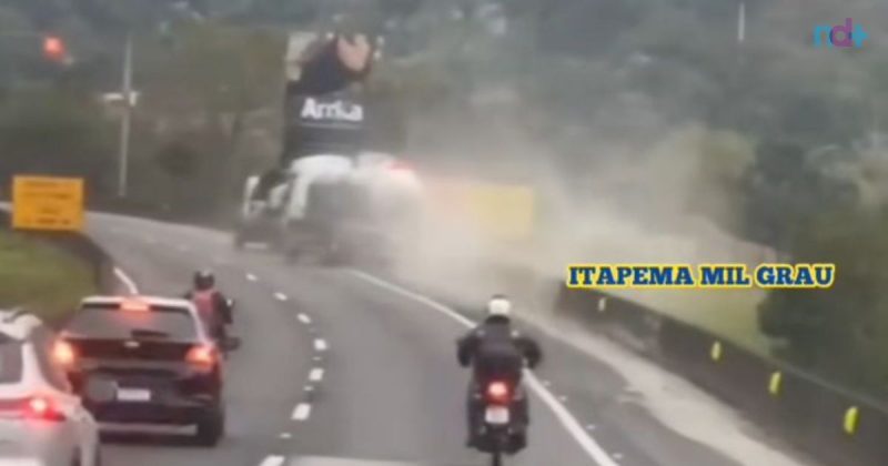 Imagem mostra momento em que caminhões acabam se fechando e batendo na BR-101, na altura do Túnel do Morro do Boi