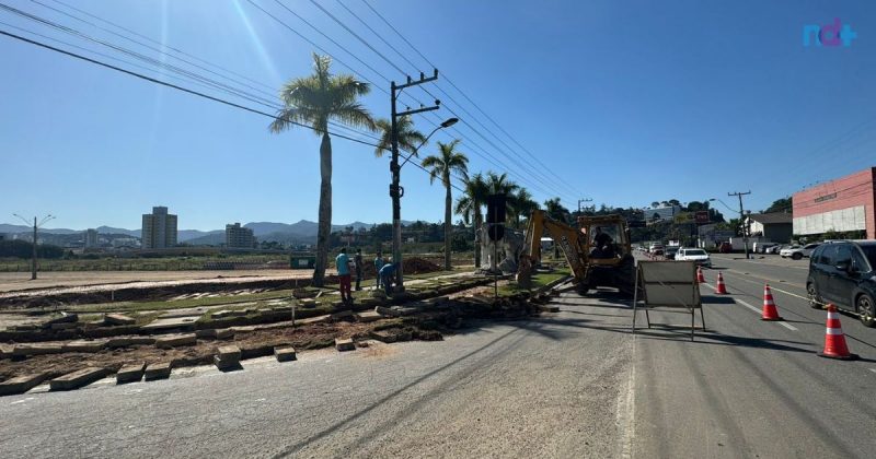 Imagem de obras na rodovia Antônio Heil, em Brusque, que será duplicada e contará com nova rótula