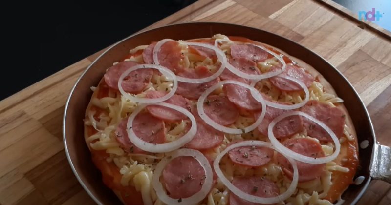 Imagem mostra pizza sem forno, sem ovo e sem leite recém pronta